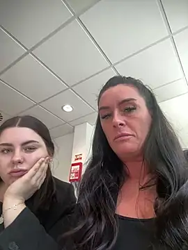 Snapshot of Layla_Gilf_Mae chatting on 03.20.25 Layla Gilf Mae online show from 03.20.25