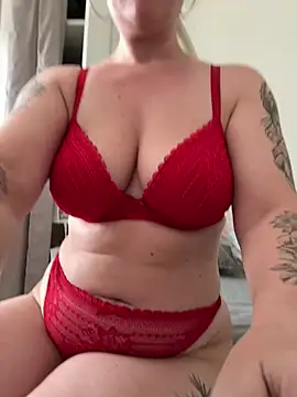 Snapshot of Lar0uch chatting on 02.20.25 Lar0uch online show from 02.20.25