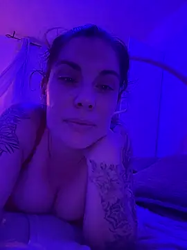 Snapshot of Lar0uch chatting on 02.20.25 Lar0uch online show from 02.20.25