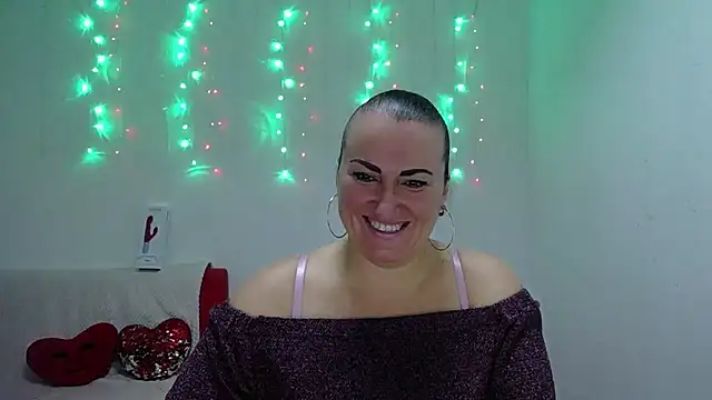 Snapshot of DianaMGG chatting on 11.11.25 DianaMGG online show from 11.11.25