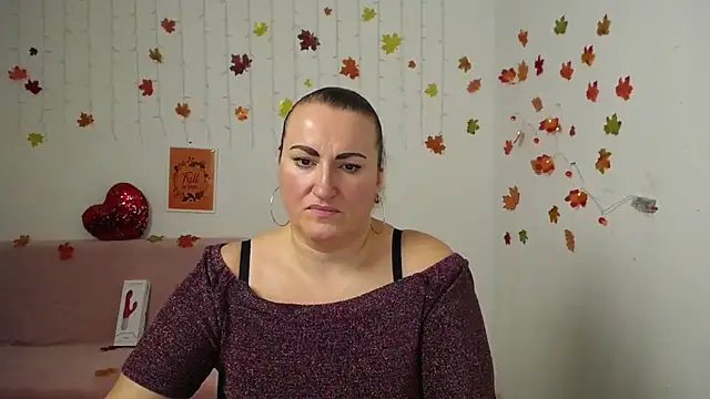 Snapshot of DianaMGG chatting on 11.17.25 DianaMGG online show from 11.17.25