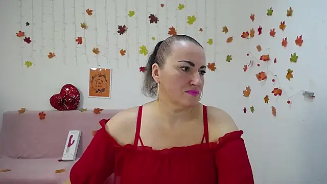 Snapshot of DianaMGG chatting on 11.18.25 DianaMGG online show from 11.18.25