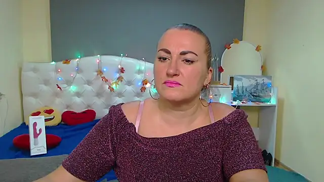 Snapshot of DianaMGG chatting on 11.19.25 DianaMGG online show from 11.19.25