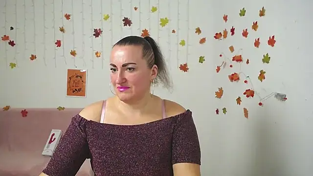 Snapshot of DianaMGG chatting on 11.22.25 DianaMGG online show from 11.22.25