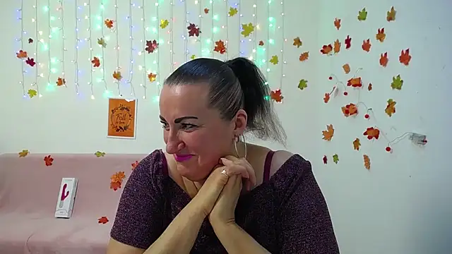 Snapshot of DianaMGG chatting on 11.25.25 DianaMGG online show from 11.25.25