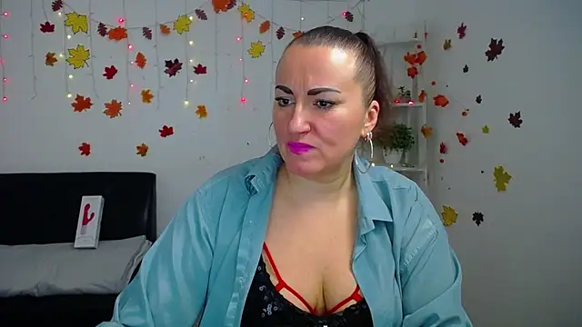 Snapshot of DianaMGG chatting on 12.03.25 DianaMGG online show from 12.03.25