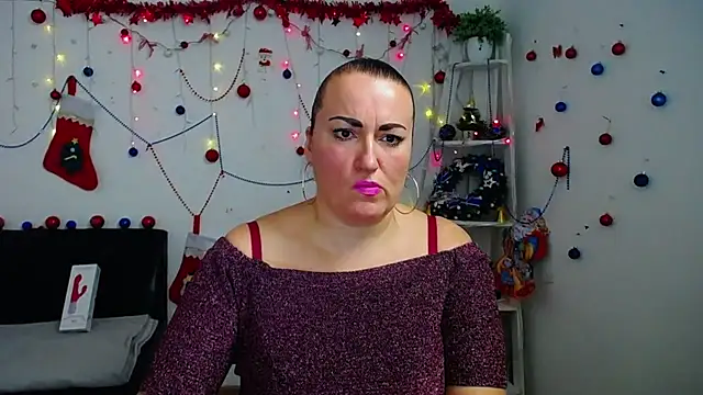 Snapshot of DianaMGG chatting on 12.05.25 DianaMGG online show from 12.05.25