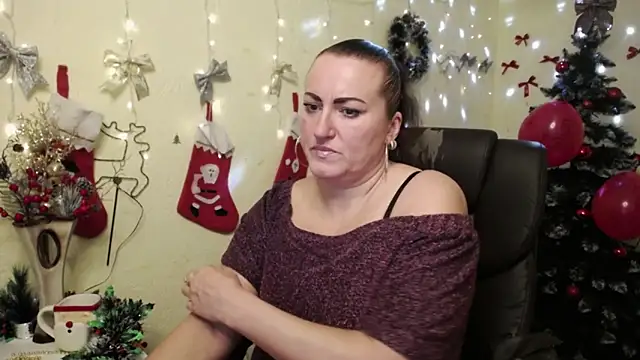 Snapshot of DianaMGG chatting on 12.14.25 DianaMGG online show from 12.14.25