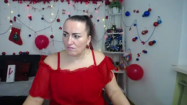 Snapshot of DianaMGG chatting on 12.17.25 DianaMGG online show from 12.17.25