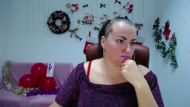 Snapshot of DianaMGG chatting on 12.19.25 DianaMGG online show from 12.19.25