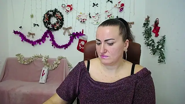 Snapshot of DianaMGG chatting on 12.21.25 DianaMGG online show from 12.21.25