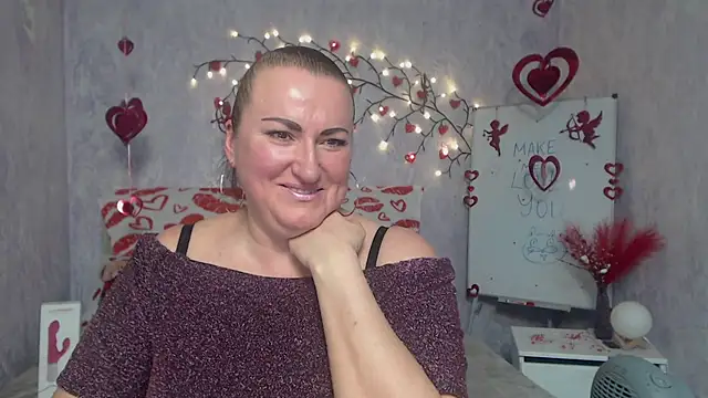 Snapshot of DianaMGG chatting on 02.10.26 DianaMGG online show from 02.10.26