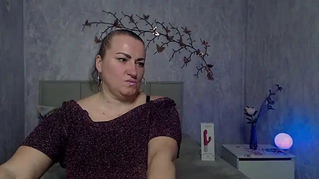 Snapshot of DianaMGG chatting on 02.25.26 DianaMGG online show from 02.25.26