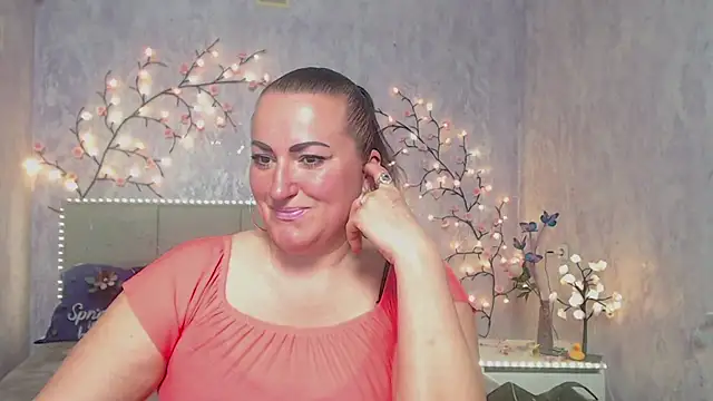 Snapshot of DianaMGG chatting on 04.28.26 DianaMGG online show from 04.28.26