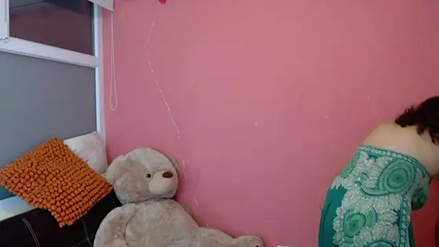 Snapshot of morahaze chatting on 02.19.25 morahaze online show from 02.19.25