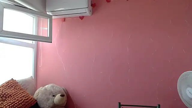 Snapshot of morahaze chatting on 02.19.25 morahaze online show from 02.19.25