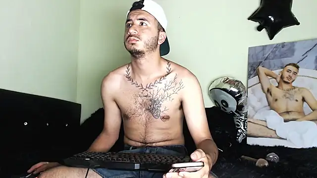 Snapshot of AdamParker_ chatting on 11.04.25 AdamParker online show from 11.04.25