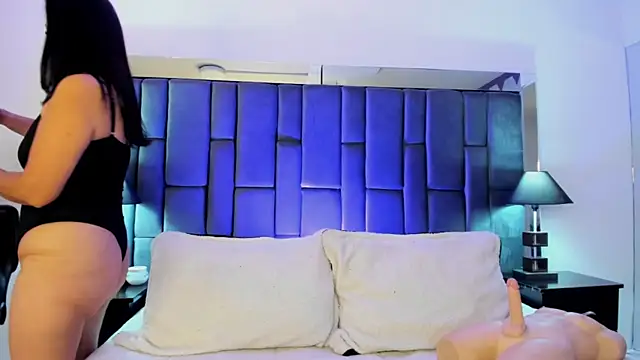 Snapshot of Aisha_Nowak chatting on 10.19.25 Aisha Nowak online show from 10.19.25