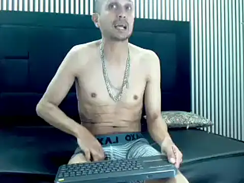 Snapshot of JhonTorres018 chatting on 02.18.25 JhonTorres018 online show from 02.18.25