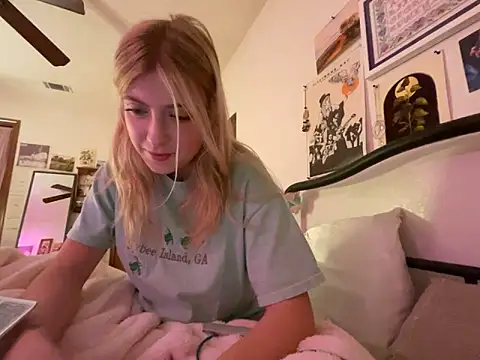 Snapshot of sinfulblonde1 chatting on 02.19.25 sinfulblonde1 online show from 02.19.25