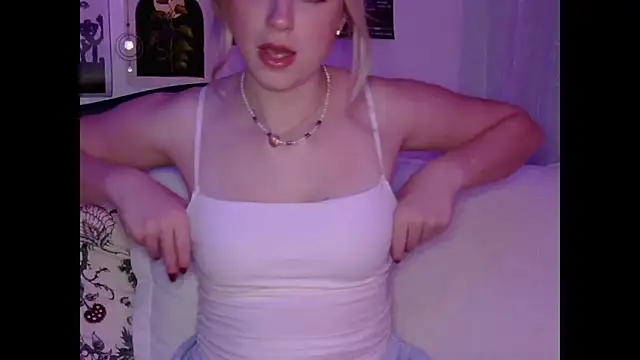 Snapshot of sinfulblonde1 chatting on 03.04.25 sinfulblonde1 online show from 03.04.25