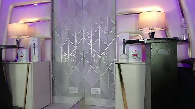 Snapshot of AnahisBennett chatting on 10.31.25 AnahisBennett online show from 10.31.25