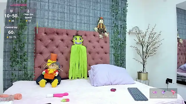 Snapshot of Mia__coluccy chatting on 10.28.25 Mia coluccy online show from 10.28.25