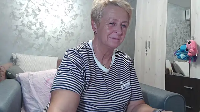 Snapshot of RosesandLillies chatting on 09.18.25 RosesandLillies online show from 09.18.25