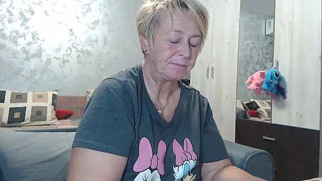 Snapshot of RosesandLillies chatting on 10.14.25 RosesandLillies online show from 10.14.25