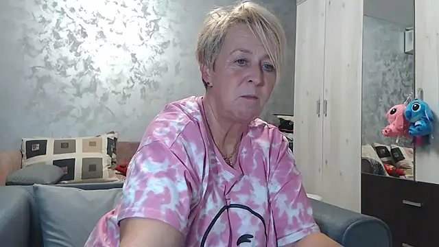 Snapshot of RosesandLillies chatting on 10.16.25 RosesandLillies online show from 10.16.25