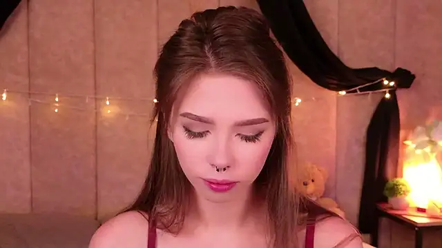 Snapshot of Sierra_Fane chatting on 09.22.25 Sierra Fane online show from 09.22.25