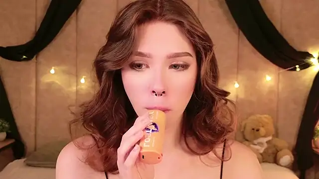 Snapshot of Sierra_Fane chatting on 10.02.25 Sierra Fane online show from 10.02.25