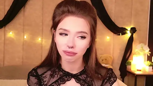 Snapshot of Sierra_Fane chatting on 10.19.25 Sierra Fane online show from 10.19.25