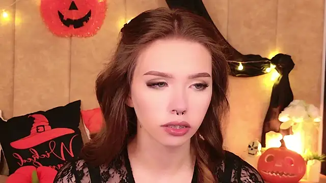 Snapshot of Sierra_Fane chatting on 10.20.25 Sierra Fane online show from 10.20.25