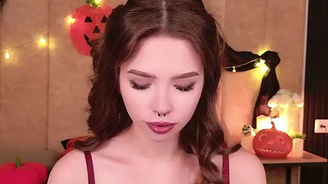 Snapshot of Sierra_Fane chatting on 10.27.25 Sierra Fane online show from 10.27.25