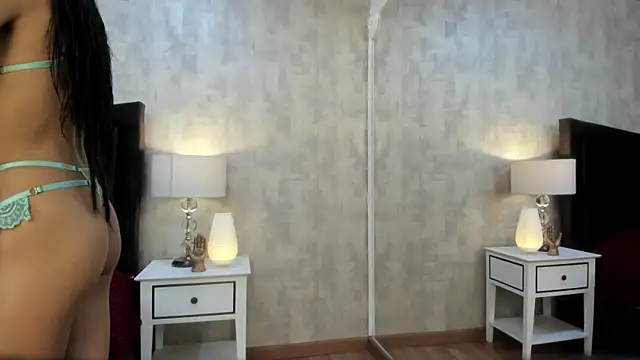 NahomyCarther online show from 10.17.25