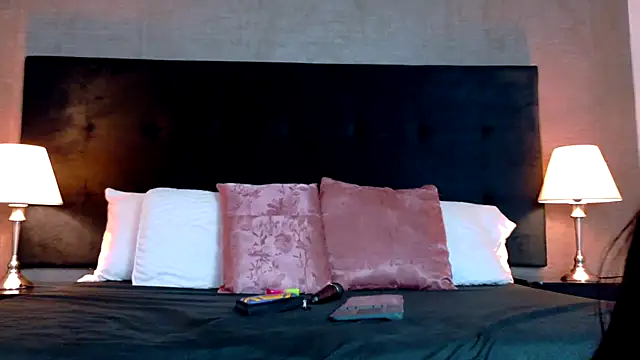 Elektra MIller  online show from 11.15.25