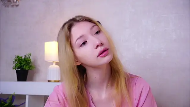Snapshot of SunnivaCovil chatting on 06.14.26 SunnivaCovil online show from 06.14.26