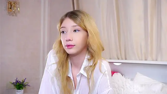 Snapshot of SunnivaCovil chatting on 07.06.26 SunnivaCovil online show from 07.06.26