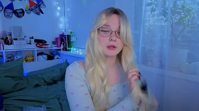 Snapshot of milliedoll chatting on 10.13.25 milliedoll online show from 10.13.25