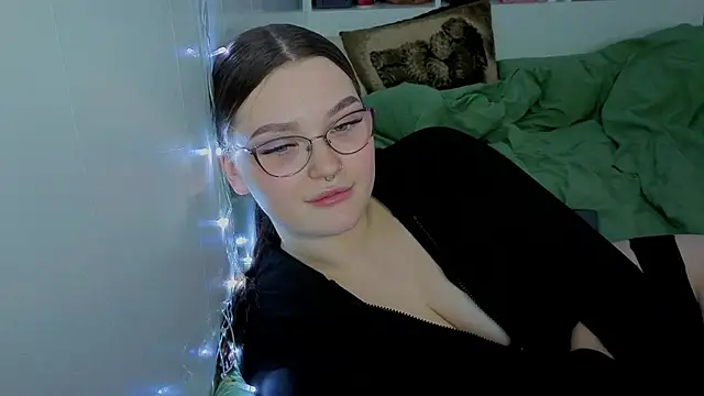 Snapshot of milliedoll chatting on 10.18.25 milliedoll online show from 10.18.25