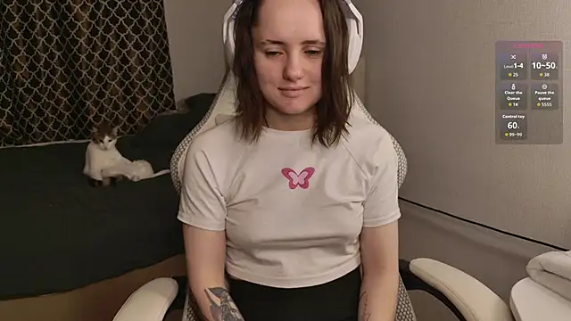 Luna Loveee online show from 11.22.25