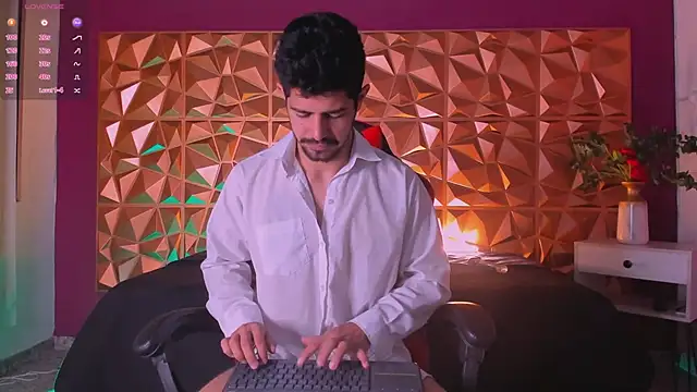 Snapshot of AlejandroStormm chatting on 02.25.25 AlejandroStormm online show from 02.25.25