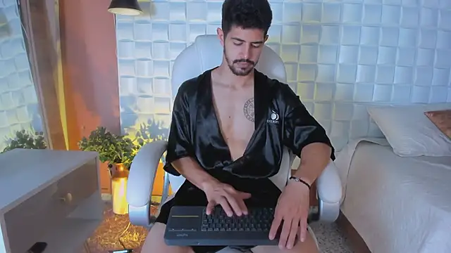 Snapshot of AlejandroStormm chatting on 03.18.25 AlejandroStormm online show from 03.18.25