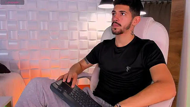 Snapshot of AlejandroStormm chatting on 09.09.25 AlejandroStormm online show from 09.09.25