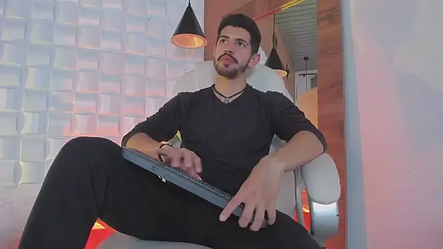 AlejandroStormm online show from 10.20.25