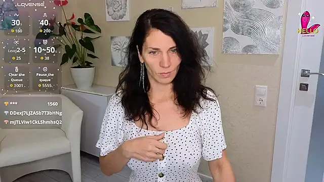 Snapshot of mylady_xenia chatting on 09.30.25 mylady xenia online show from 09.30.25