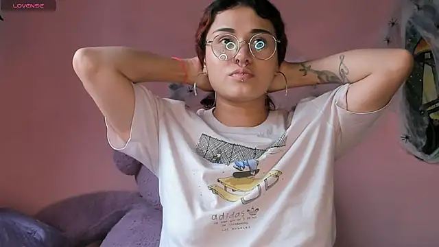 Maddy Jhonsson online show from 10.31.25