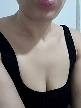 Snapshot of BUSE8821 chatting on 10.21.25 BUSE8821 online show from 10.21.25