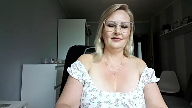 Snapshot of DianaLive chatting on 06.18.26 DianaLive online show from 06.18.26